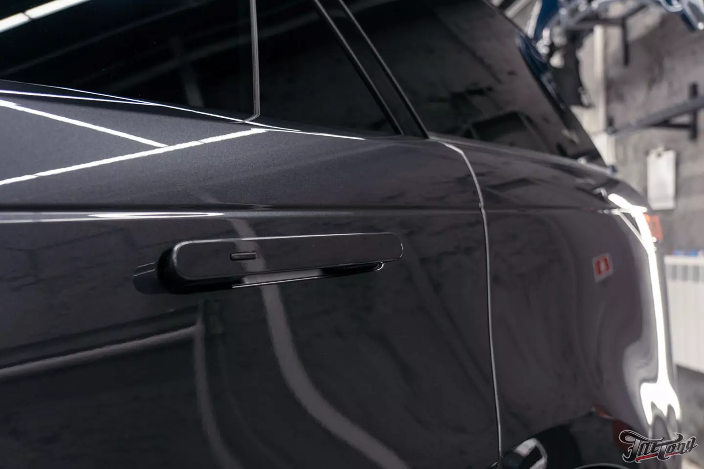 Оклеили Range Rover Sport в глянцевый полиуретан. Чистка салона и покрытие керамикой